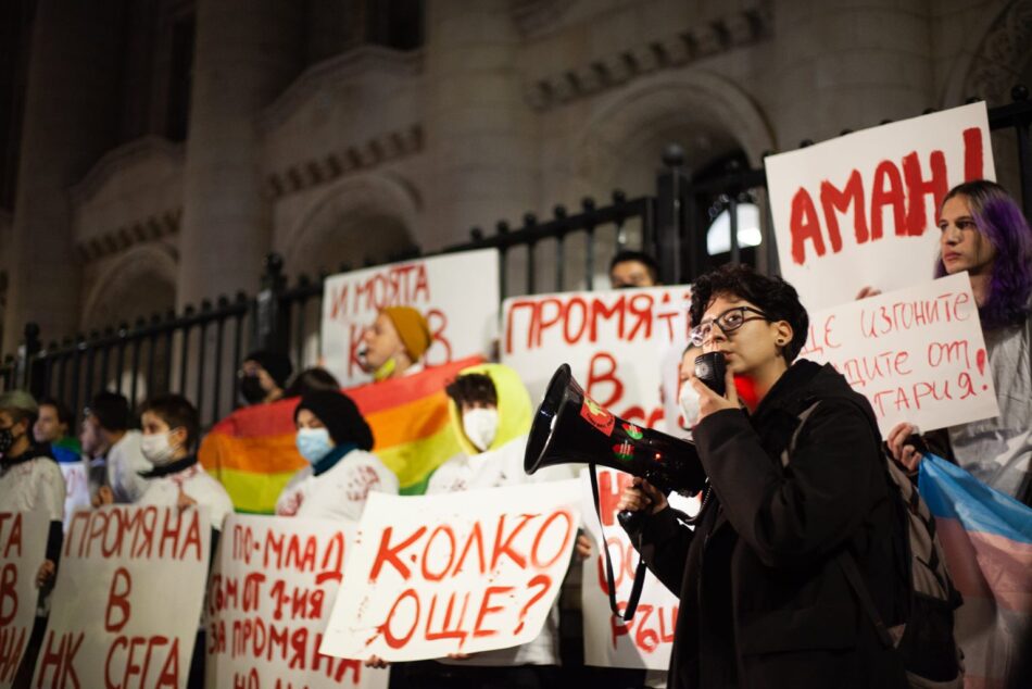 Bilitis and Rainbow Hub attacked - Protesters holding up banners and a rainbow flag